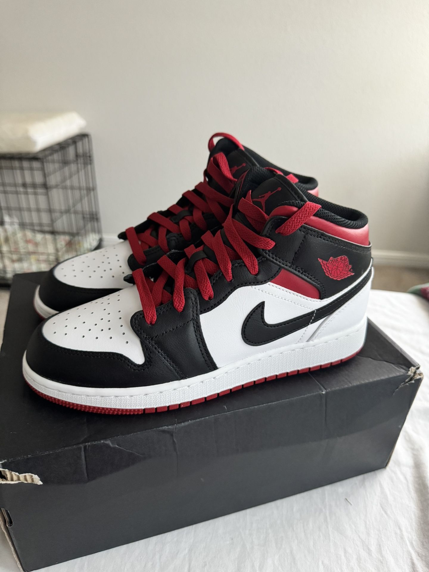 New Air Jordan 1 Mid-size7Y