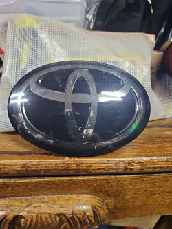 18-20Toyota Sienna /Toyota Camry Front Grille Emblem