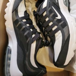 NIKE
WOMENS AIR MAX VG-R