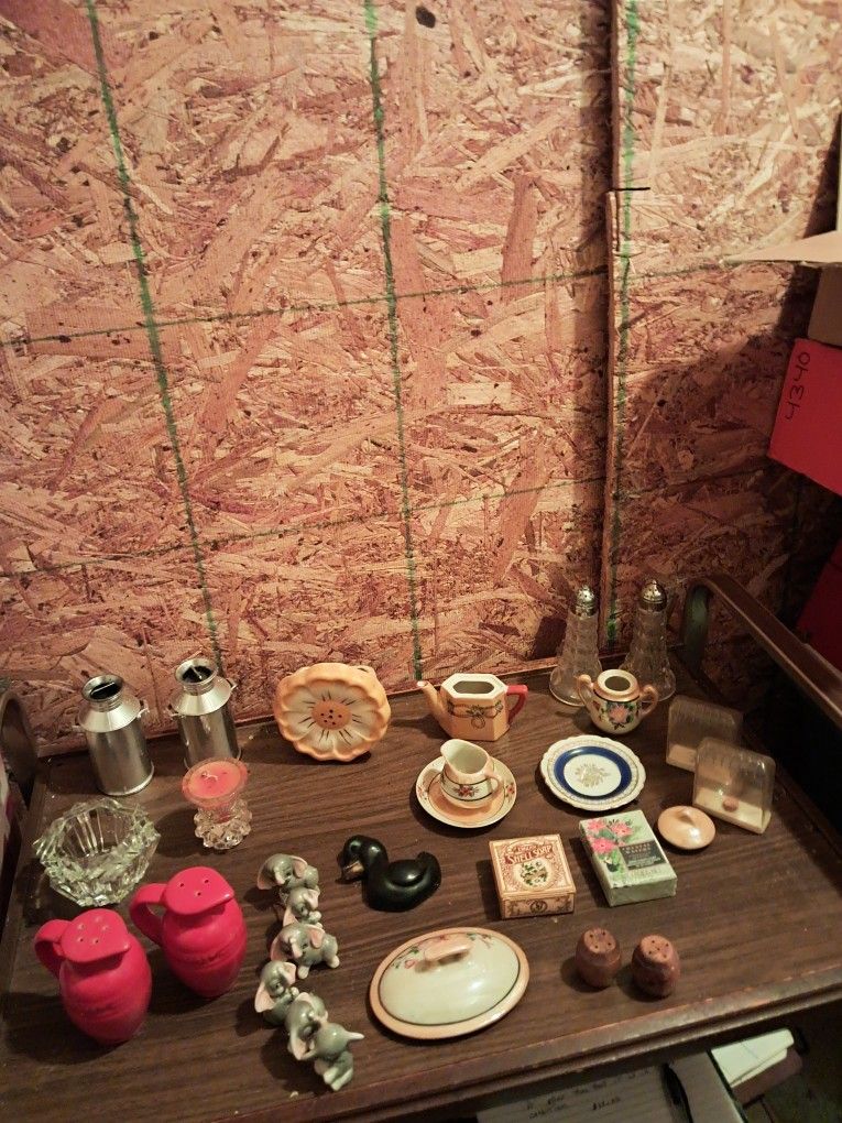 Box Lot Of Twenty Nine Assorted Glass Pieces Salt And Pepper Shakers Wall Pocket Assorted Small Miniature Glass Items 