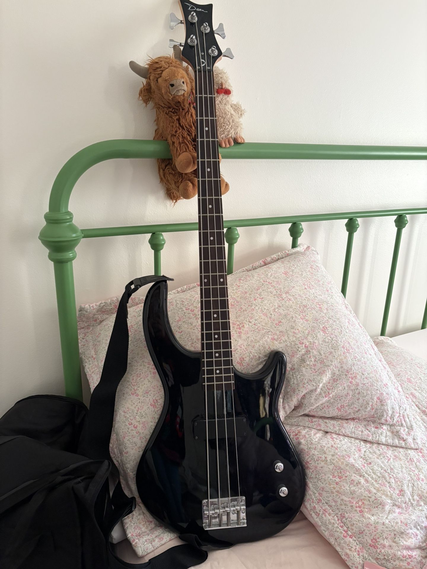 dean black bass (used) w/ backpack case + strap