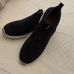 Women Sneaker shoes $20