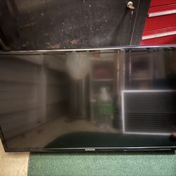 32” Samsung TV With Wall Mount 