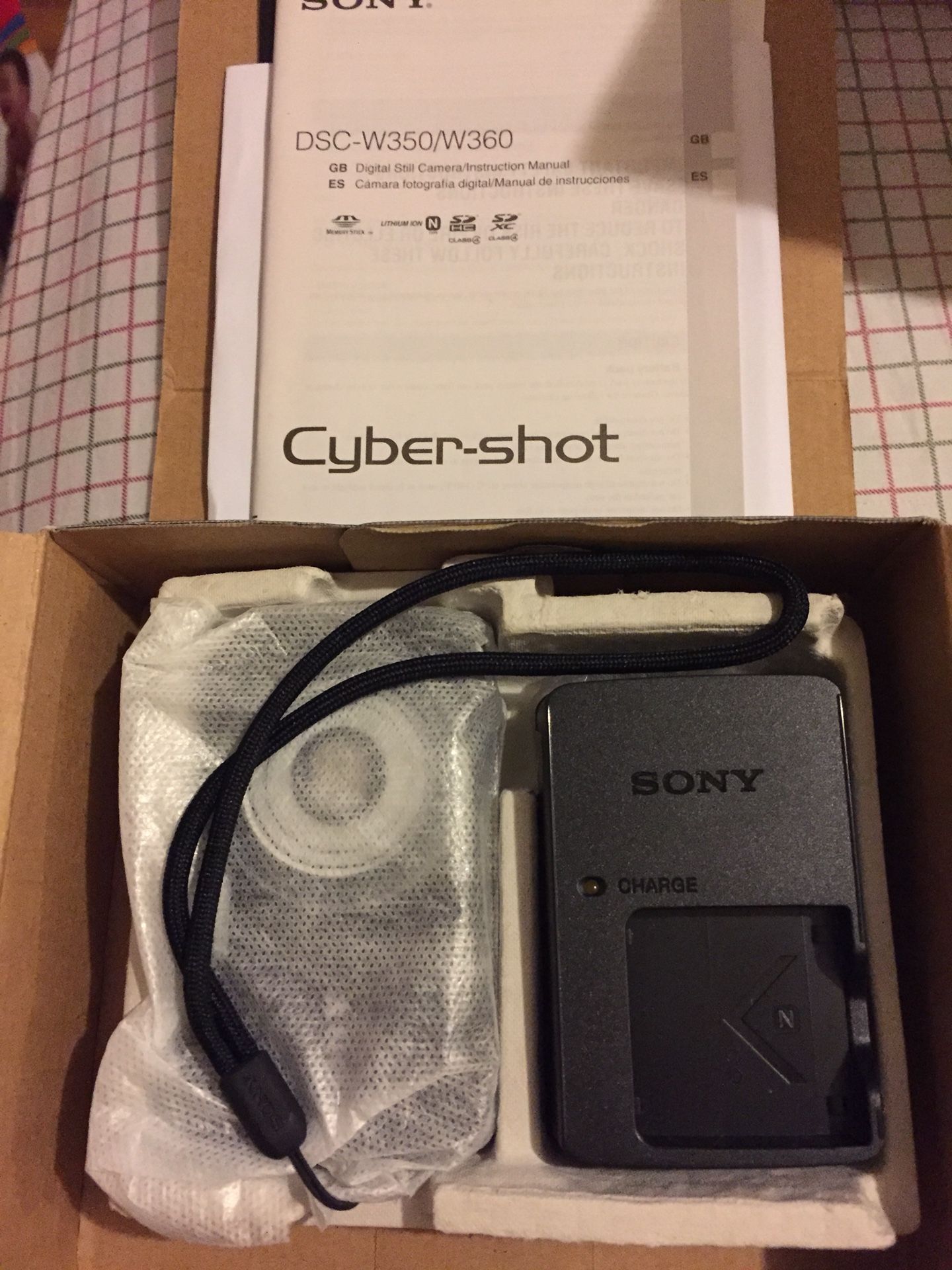 Selling Sony camera 14.1 megapixels brand new never used it s open box
