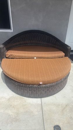 Outdoor patio wicker daybed