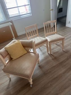 Vintage Upholstered Accent Chair with Solid Wood Frame & Casters