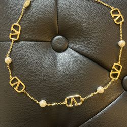 Women pearl necklace