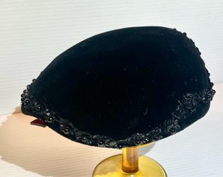 Vtg Mr. D’s Black Velour Beret w Sequin Trim & Side Hair Combs Women’s Hat Tap See More for All Info