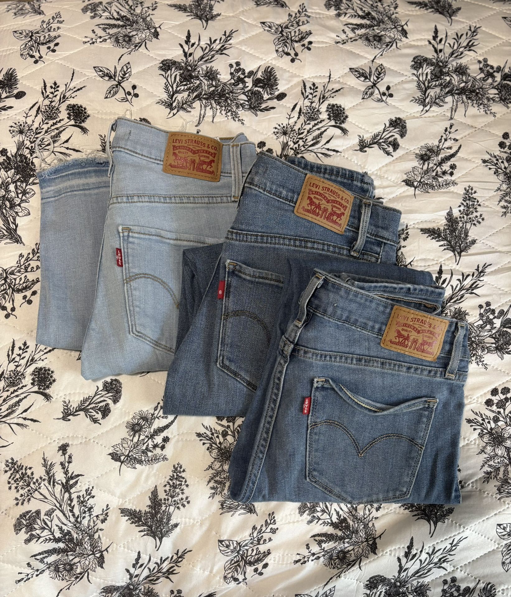 Bundle Women’s Levi Pants