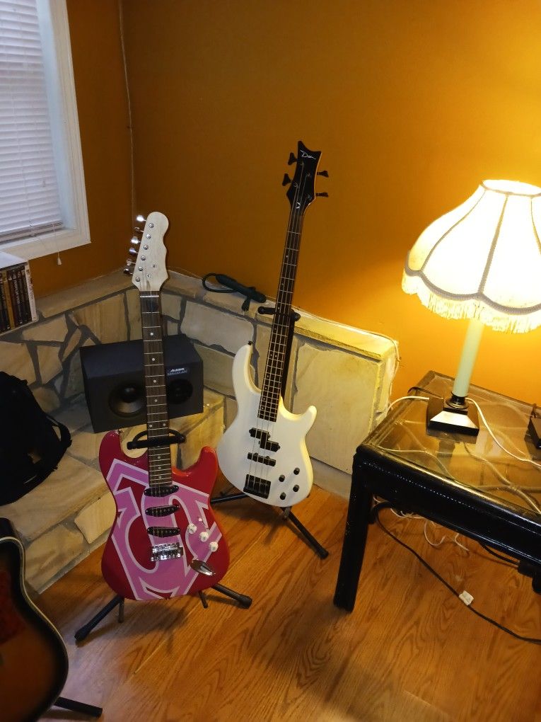 DEAN 4 STRING BASS GUITAR
