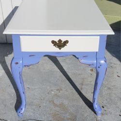 Blue And White Queen Anne End Table 