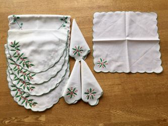 9 piece Christmas Table Linen Setting. 4 placemats, 4 napkins, & 1 centerpiece runner. Great condition. Beautiful embroidery.