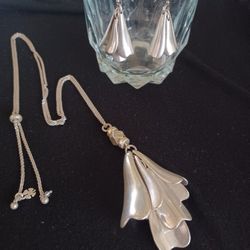 Lovely Silver Necklace And Earring Set