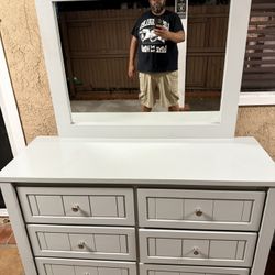 Dresser With Mirror