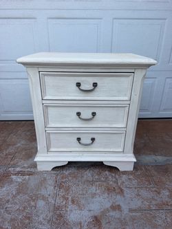 White 3-Drawer Nightstand