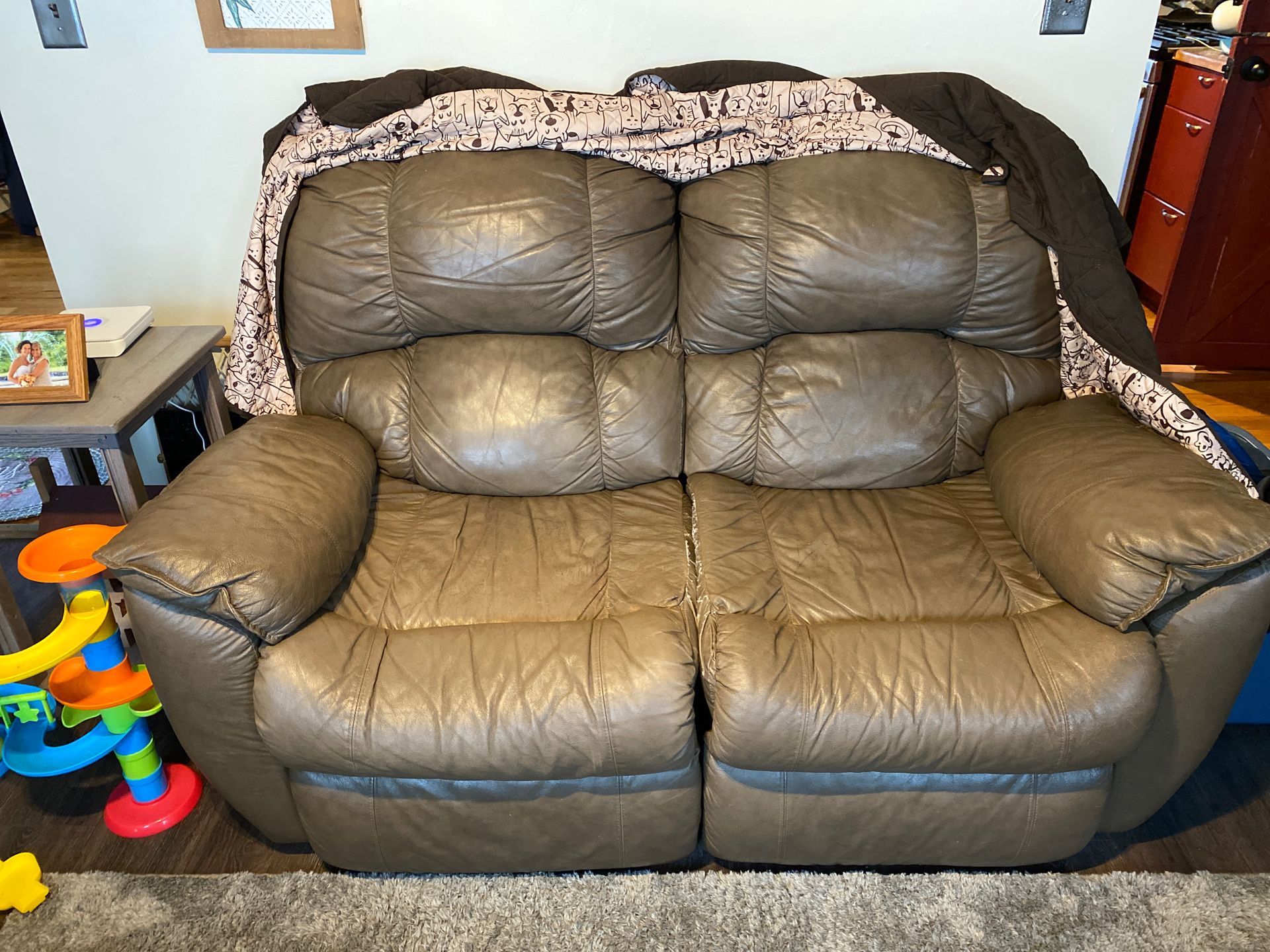 Leather couch/loveseat