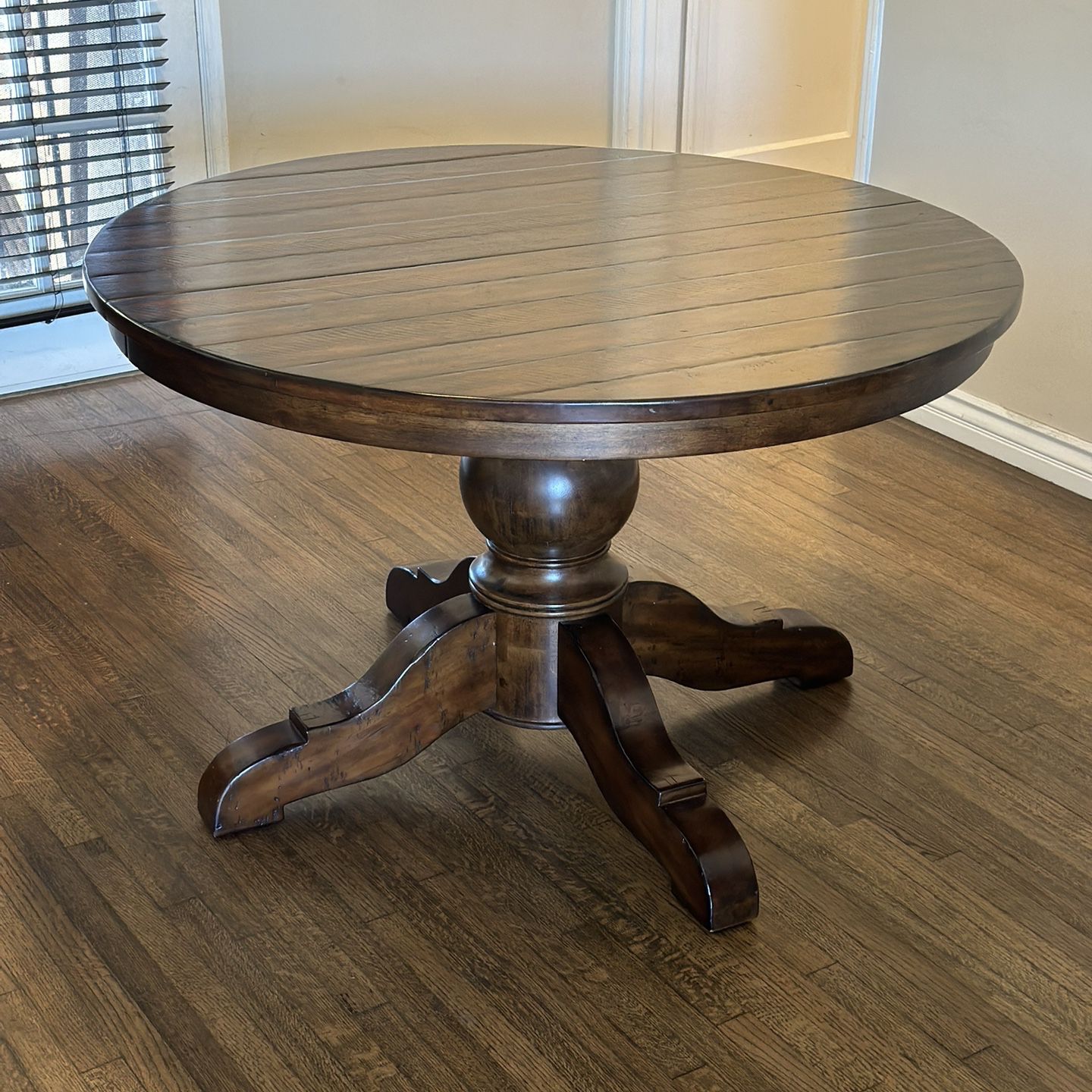 Pottery Barn Round Extending Dining Table With Chairs