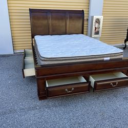 Wood QUEEN Bed With 6 Drawers And Mattress
