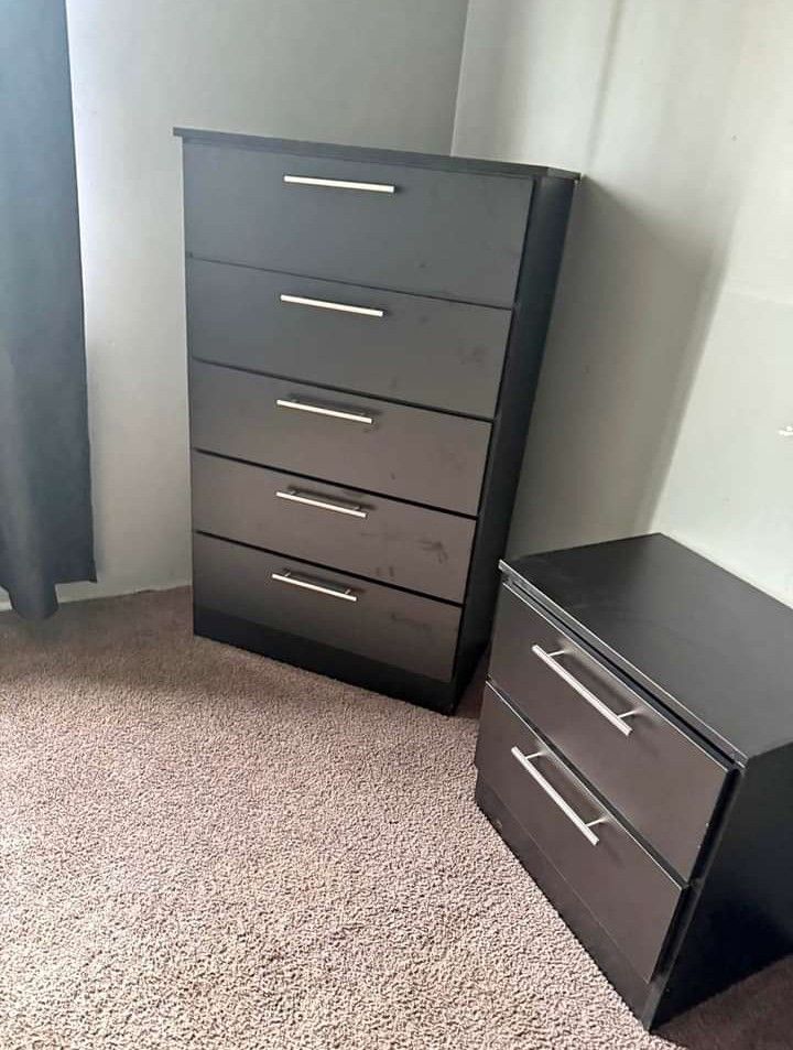 Chęst and 1 Nightstąnd