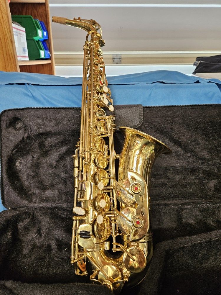 MENDINI ALTO SAXOPHONE WITH PADDED CADE