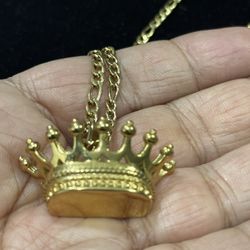 Crown Pendant With Figaro Chain