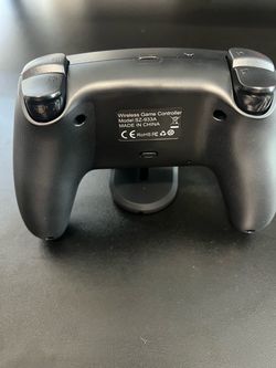 Wireless gaming controller