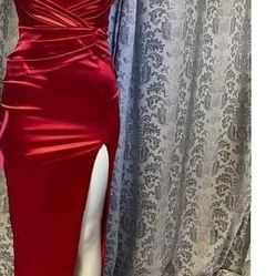 New Women's Dress Available In Size Medium And Large 