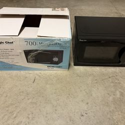 Magic Chef 0.7 Cu Ft 700 Watt Countertop Microwave MCM770B1 Black w/Users Manual