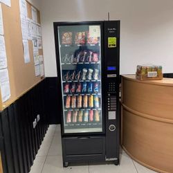 VENDING MACHINE WITH CREDIT CARD READER