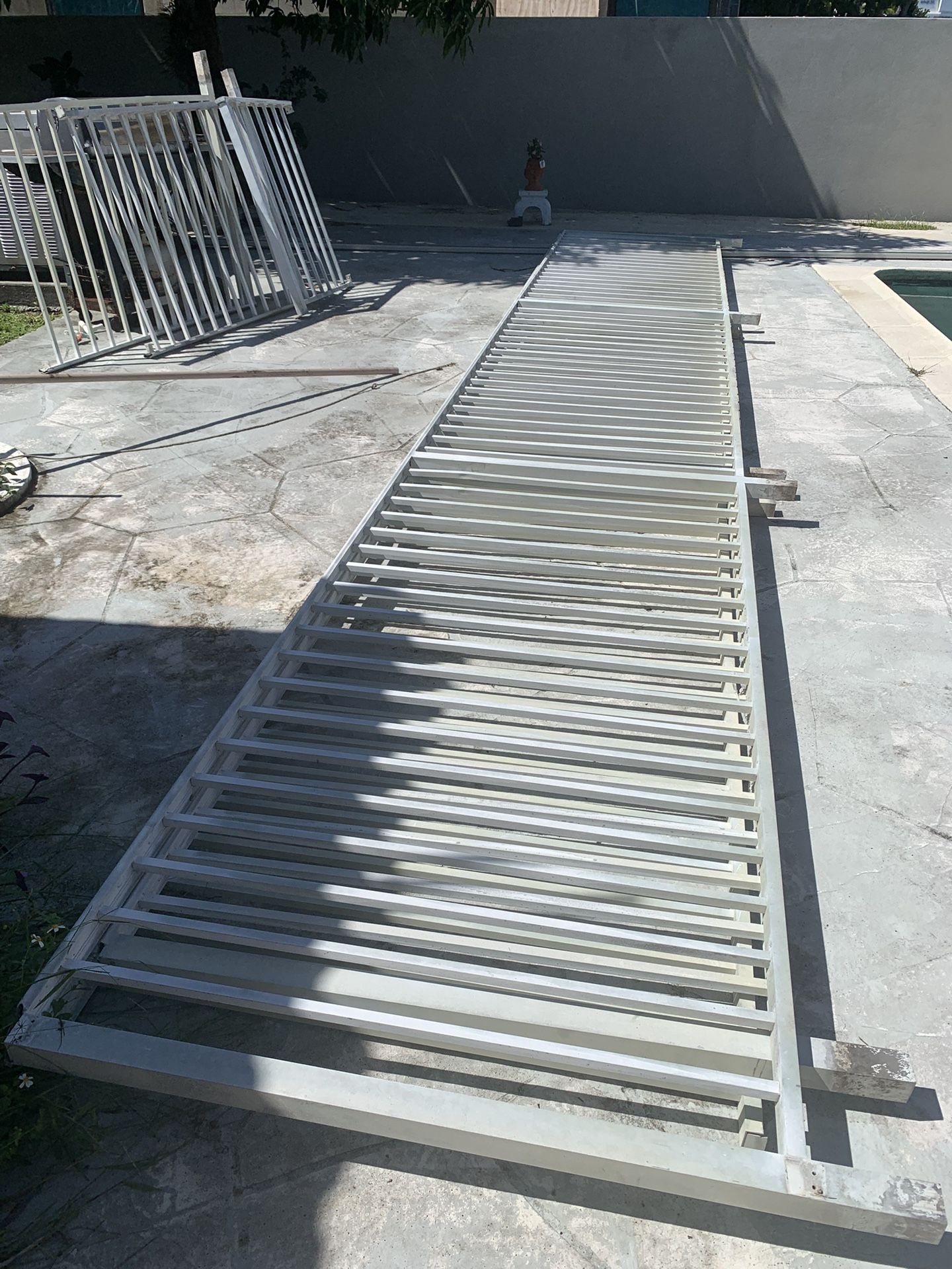 ALUMINUM FENCE ROUGHLY  50FEET L X4 FEET TALL