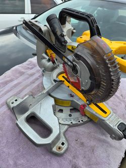 DEWALT 7 1/4 Sliding Compound Miter Saw 18 v