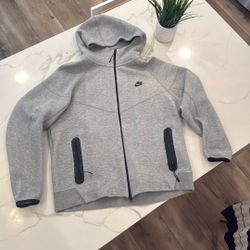 Nike “Tech” Size XL Fits Like A Large 