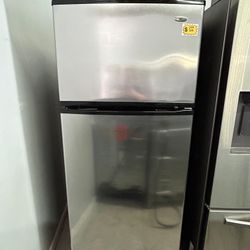 AMANA 28” TOP AND BOTTOM REFRIGERATOR 