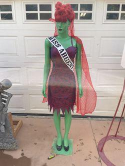 Miss Argentina Halloween Prop