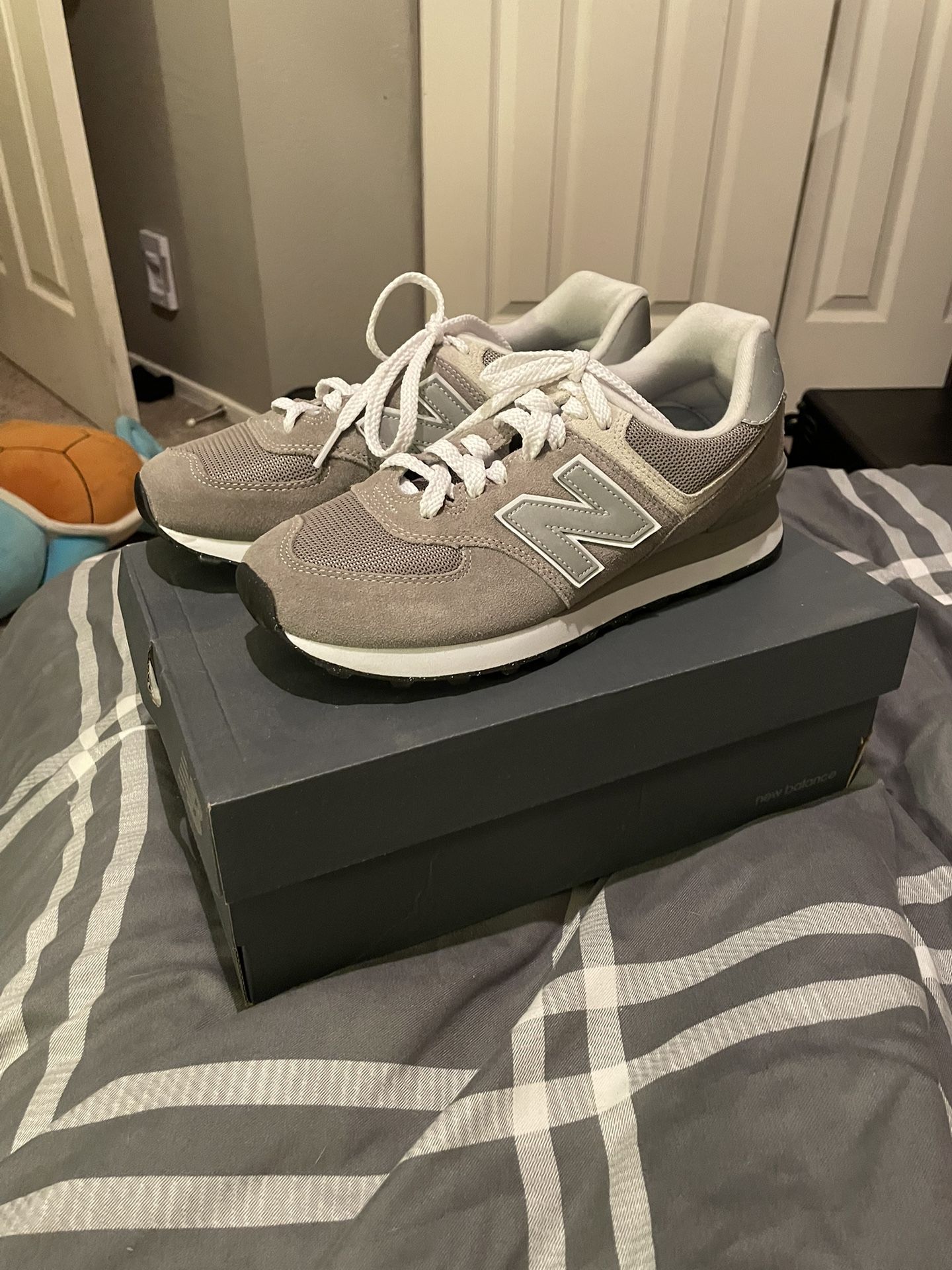 NEW BALANCE 574 NEVER WORN SIZE 8 1/2