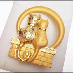 JJ Jonette Signed Loving Cats on Wall in Moon Light Gold Tone Metal Brooch Pin Vintage
