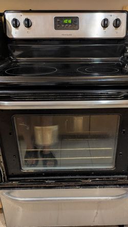 Frigidaire Electric Range + Maytag Over-the-Range Microwave – Working Set