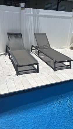 2 Pool Lounge Chairs