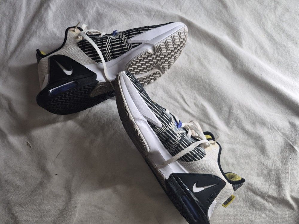 Lebron Witness -size 14