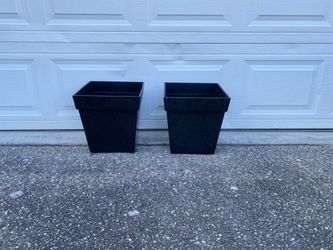 Outdoor planters/pots￼
