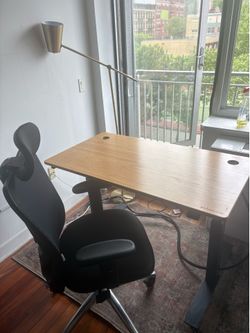 Ergonomic Mesh Office Chair w/ Headrest & Rollerblade Wheels – Excellent Condition