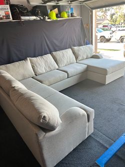 DELIVERY AVAILABLE 🚛! Gorgeous Beige Sectional couch from Living Spaces LIKE NEW!!