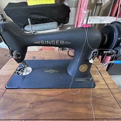 Singers sewing machine, excellent condition