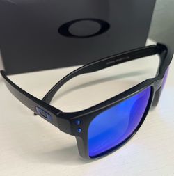 Oakley Holbrook