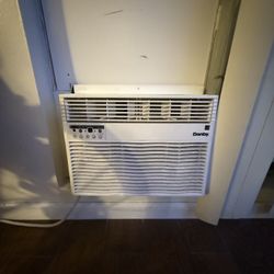 AC Unit Air Conditioner 500 Sq Ft Blows Cold WiFi