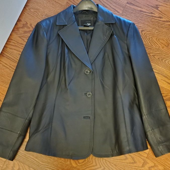 New Women Leather Jacket. Size XL Petite.