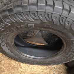 1 Tire Lt 275.70.18 Cooper Discoverer All Terrain 99 % Tread Dot 2425
