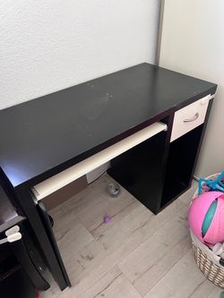 Free computer desk table (20” x 41” x 30”Height)