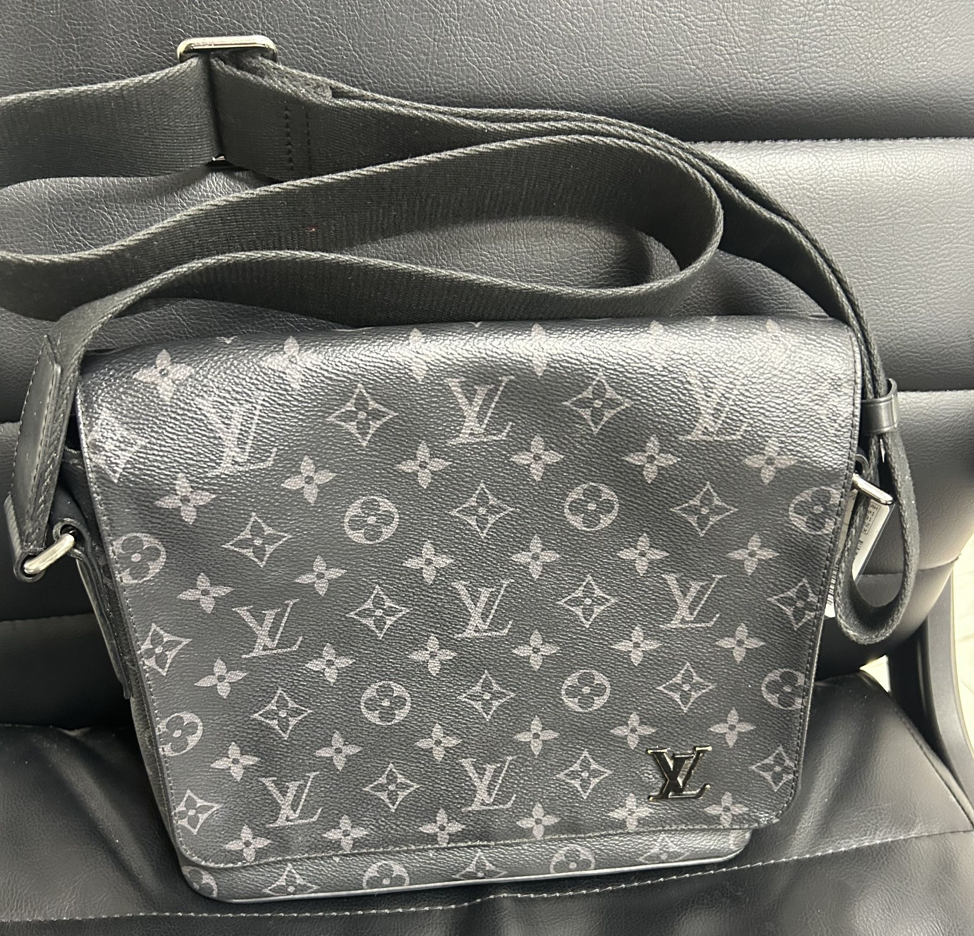 Louis Vuitton District Messenger Bag-Authentic!