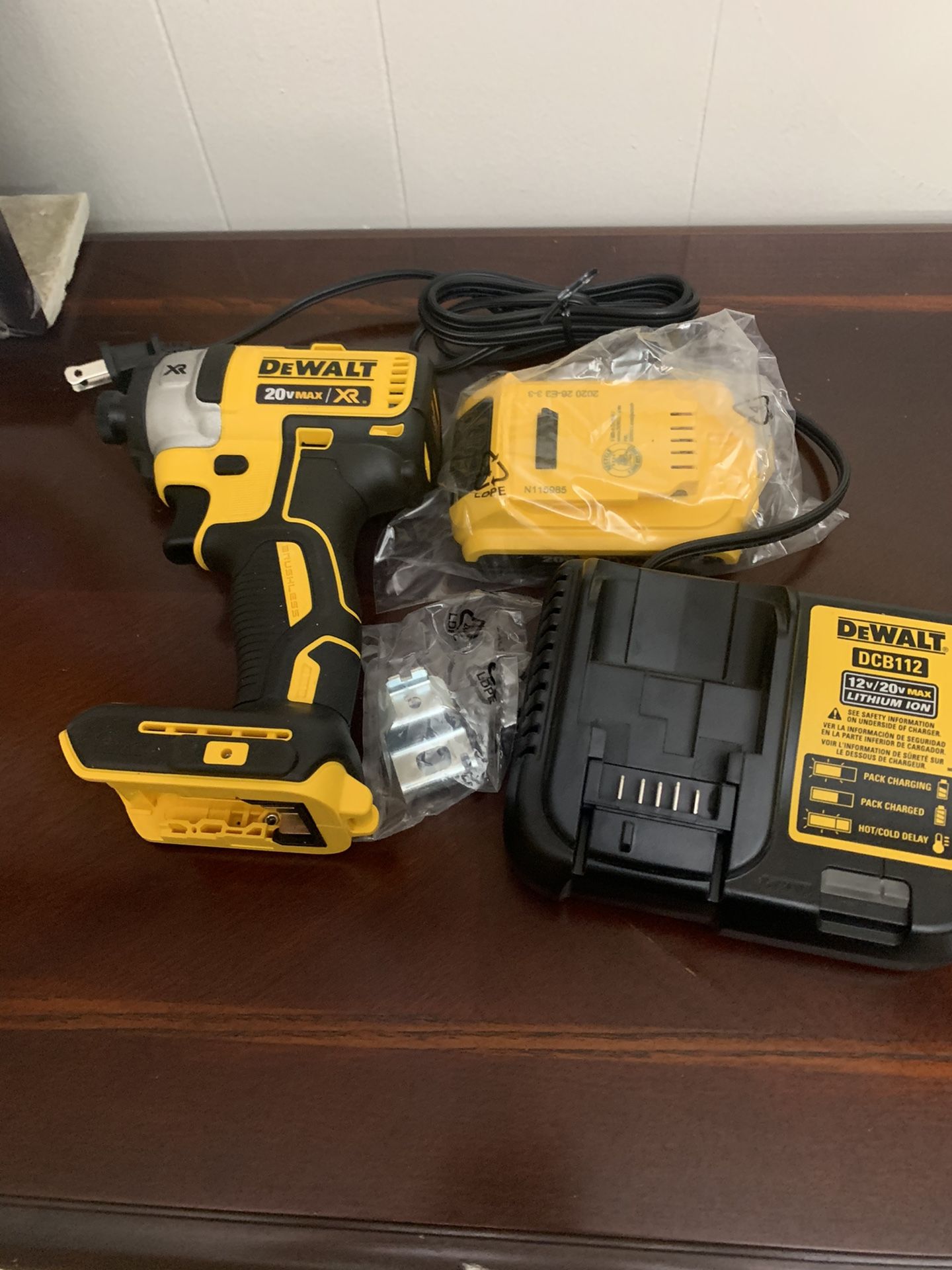DEWALT 20v imapact xr 3-Speed brushles battery 2.0 and charger new